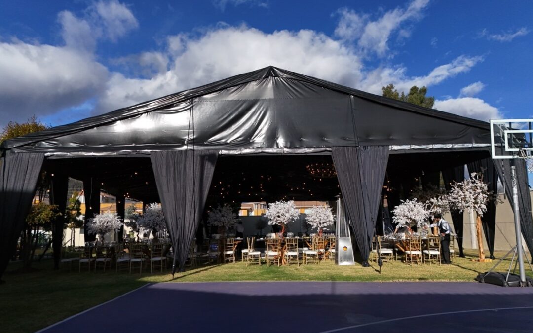 Bodas al Aire Libre 2026 – La Carpa Negra como la Gran Tendencia